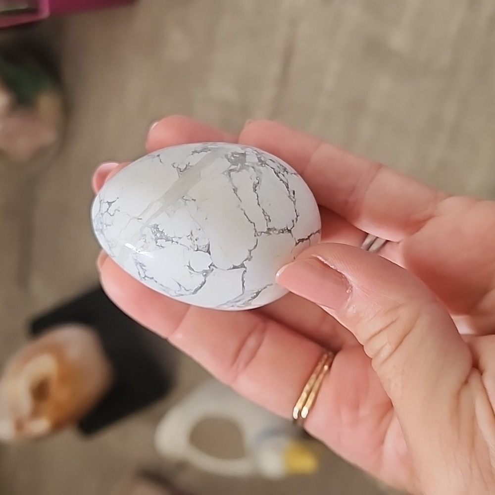 Howlite egg